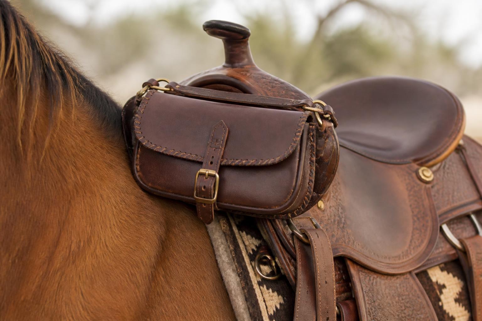 Sacoche de pommeau en cuir fixée à l'avant de la selle