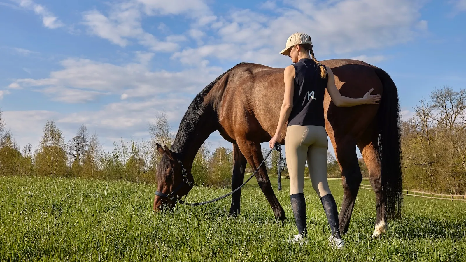 découvrez pourquoi les chats occupent une place particulière dans le monde de l’équitation, leur rôle auprès des chevaux et comment leur présence peut améliorer l’ambiance et le bien-être dans les écuries.
