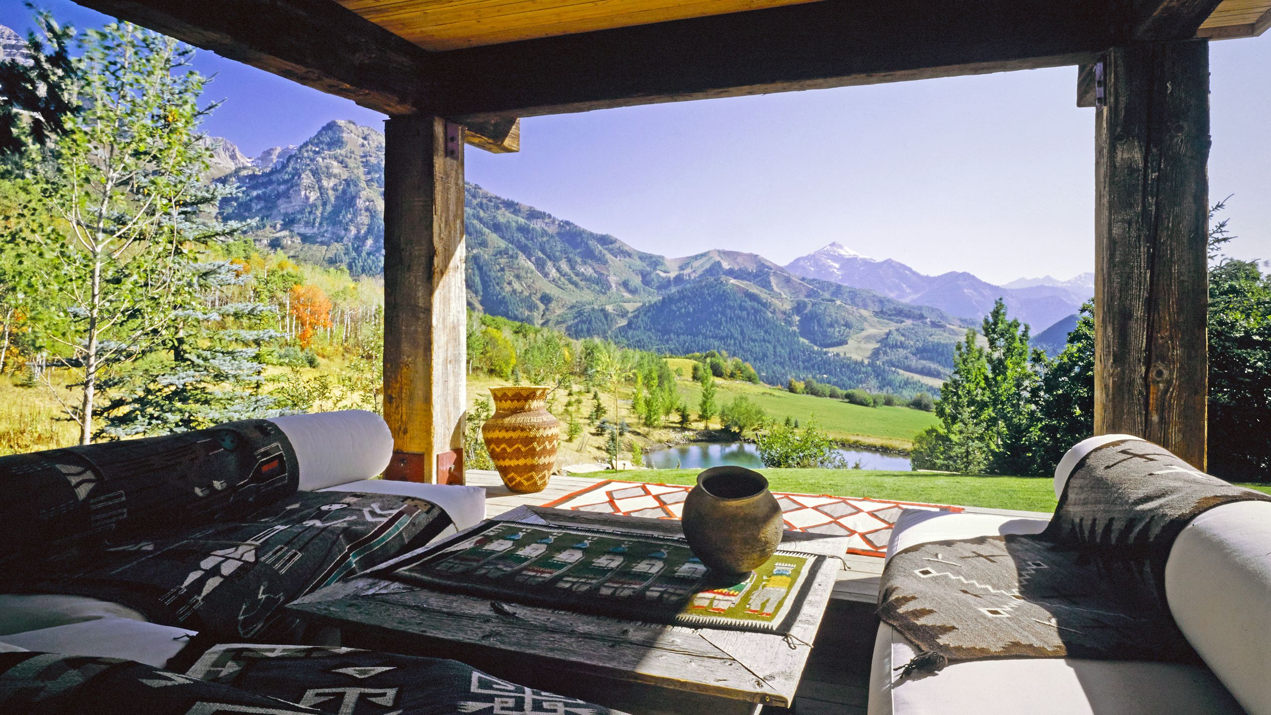 découvrez le ranch de robert redford, un lieu d'exception niché au cœur de la nature, alliant histoire, authenticité et charme hollywoodien. visitez ce domaine unique et vivez une expérience inoubliable !