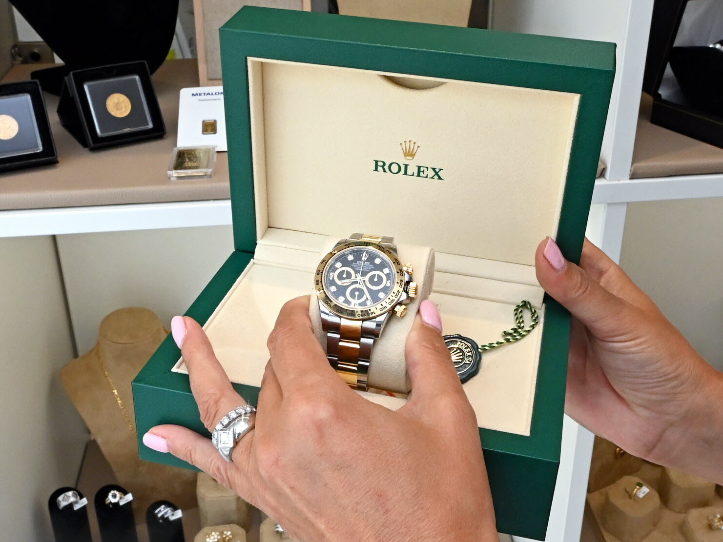 découvrez les dernières saisies de montres rolex et voitures de luxe à perpignan. opportunités uniques d'acquérir des biens d'exception à prix attractifs.