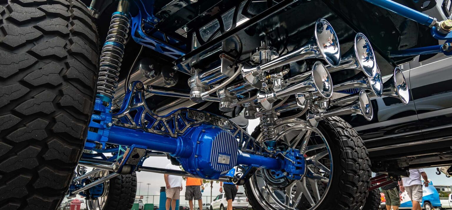 découvrez comment choisir le klaxon idéal pour votre camion chevaux, alliant sécurité et confort pour le transport de vos animaux.