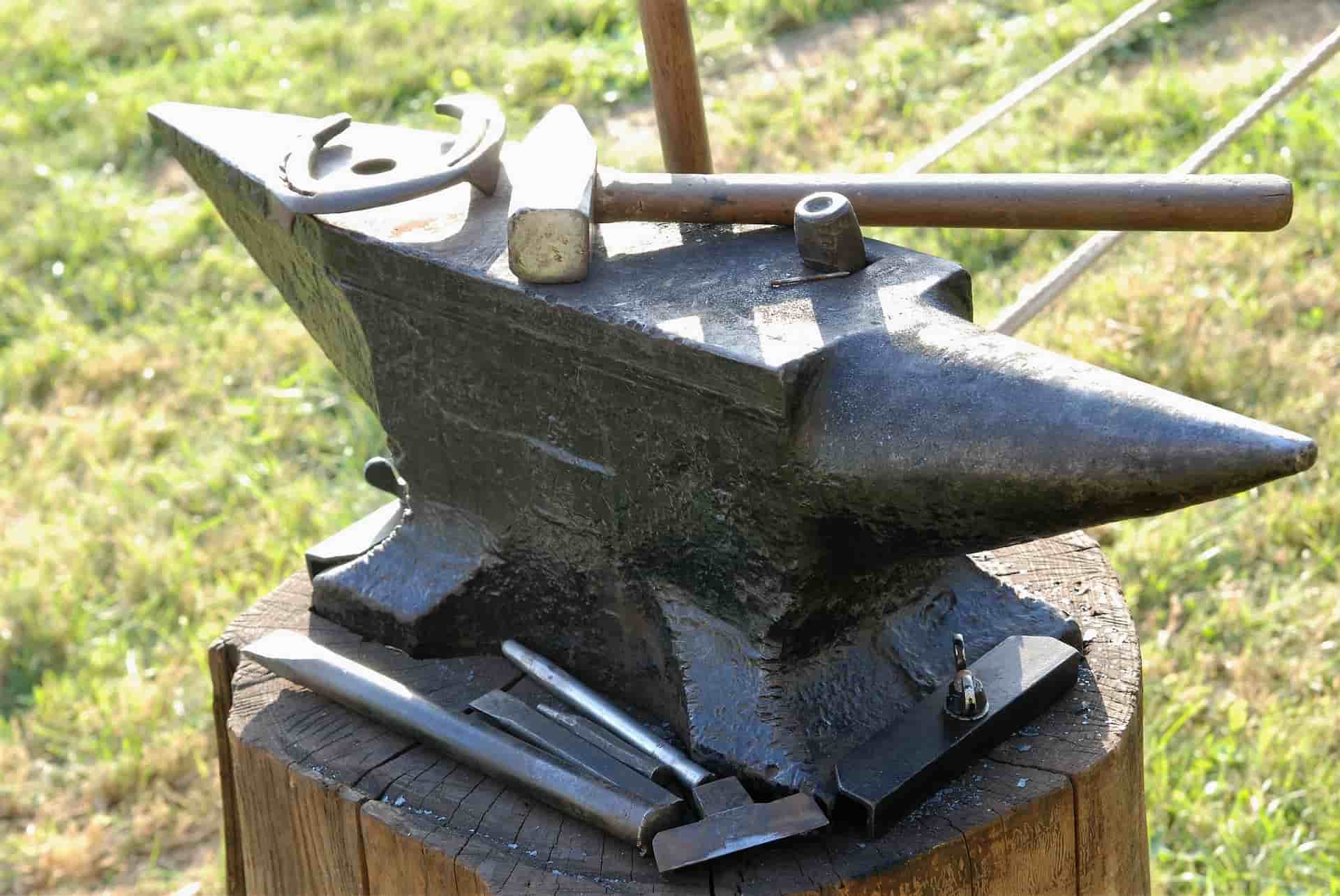 découvrez comment choisir la forge et l'enclume idéales pour un maréchal-ferrant, alliant qualité, durabilité et performance pour un travail professionnel.
