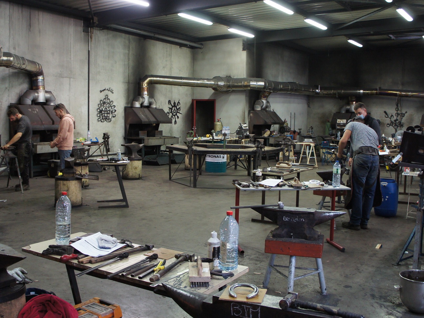 découvrez notre formation de maréchal-ferrant à saumur, alliant théorie et pratique pour maîtriser l'art du ferrage et du soins équins. inscrivez-vous dès maintenant pour devenir un professionnel qualifié.