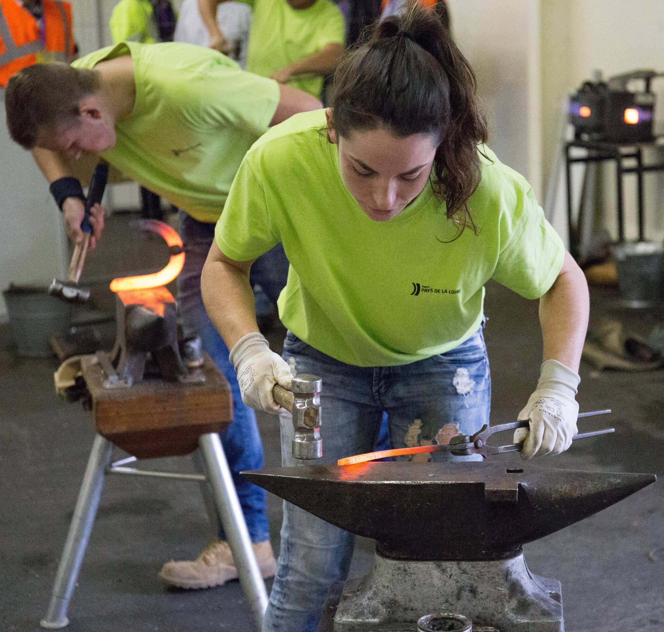 découvrez notre formation de maréchal-ferrant à saumur et maîtrisez les techniques de ferrage pour chevaux grâce à un enseignement professionnel et pratique.
