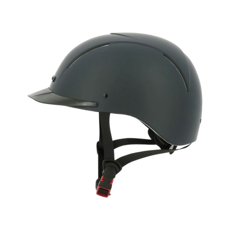Cavalière ajustant son casque d'équitation à la bonne taille