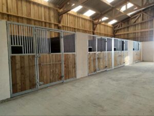 Barn, abri 3 pans ou box isolé : choisir la bonne structure selon le nombre de chevaux