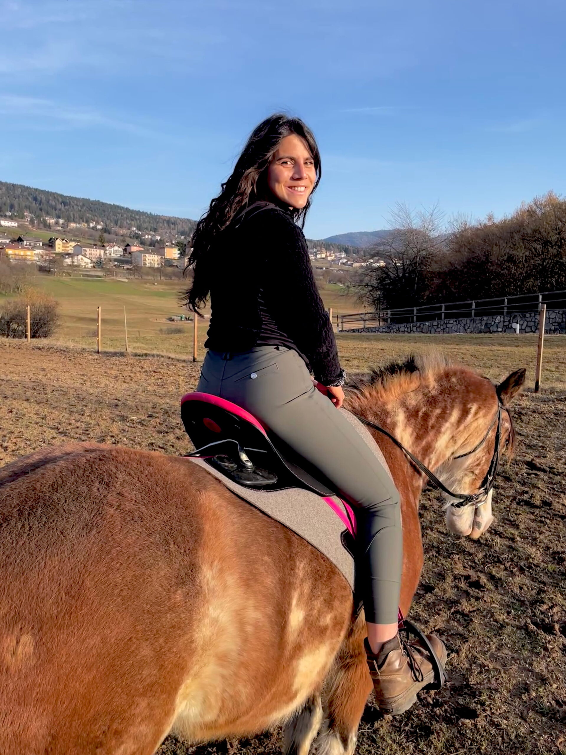 Cavalière montant son cheval équipé de la selle ergonomique Prima de Spiritnova en extérieur