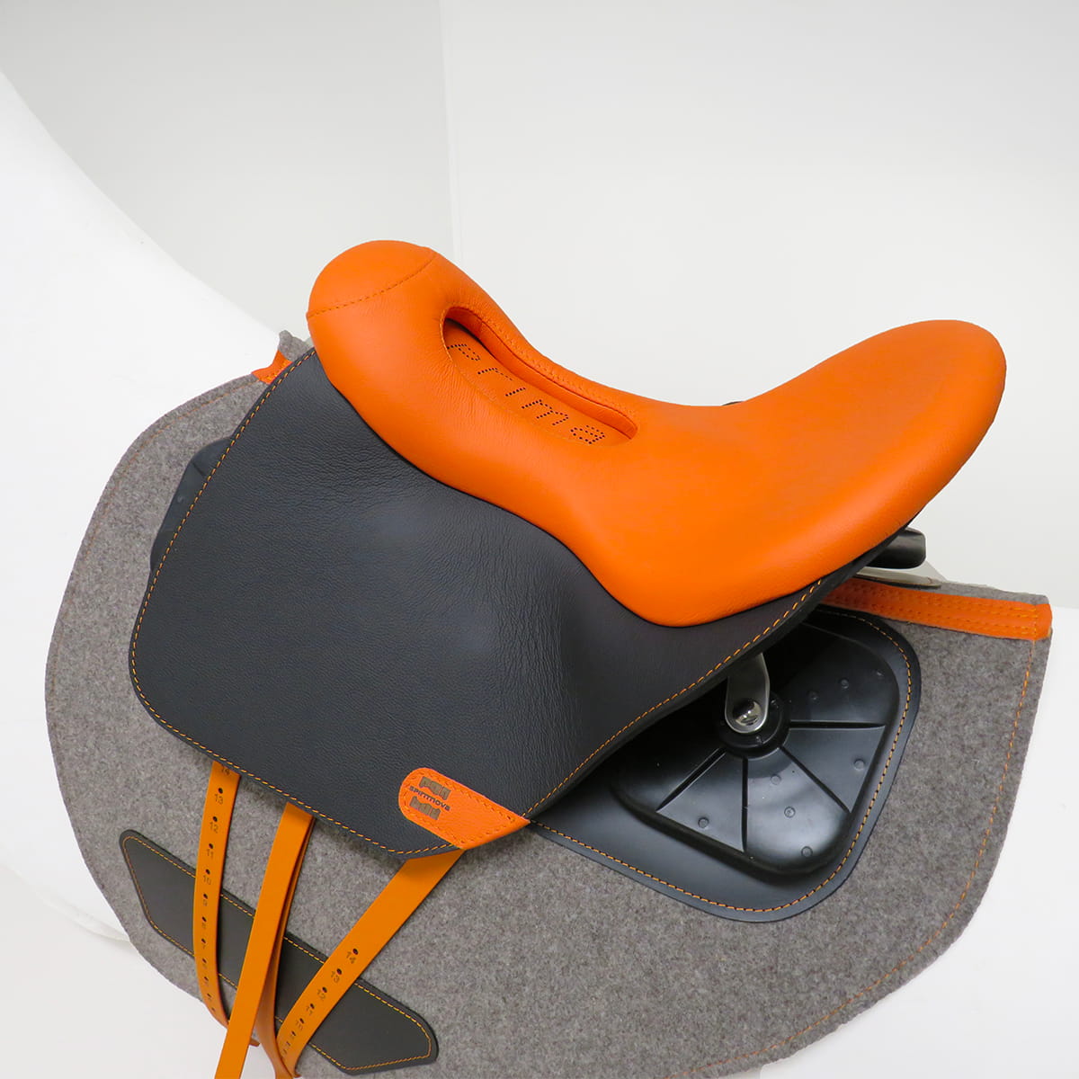 Selle ergonomique Prima de Spiritnova, assise orange et feutre gris