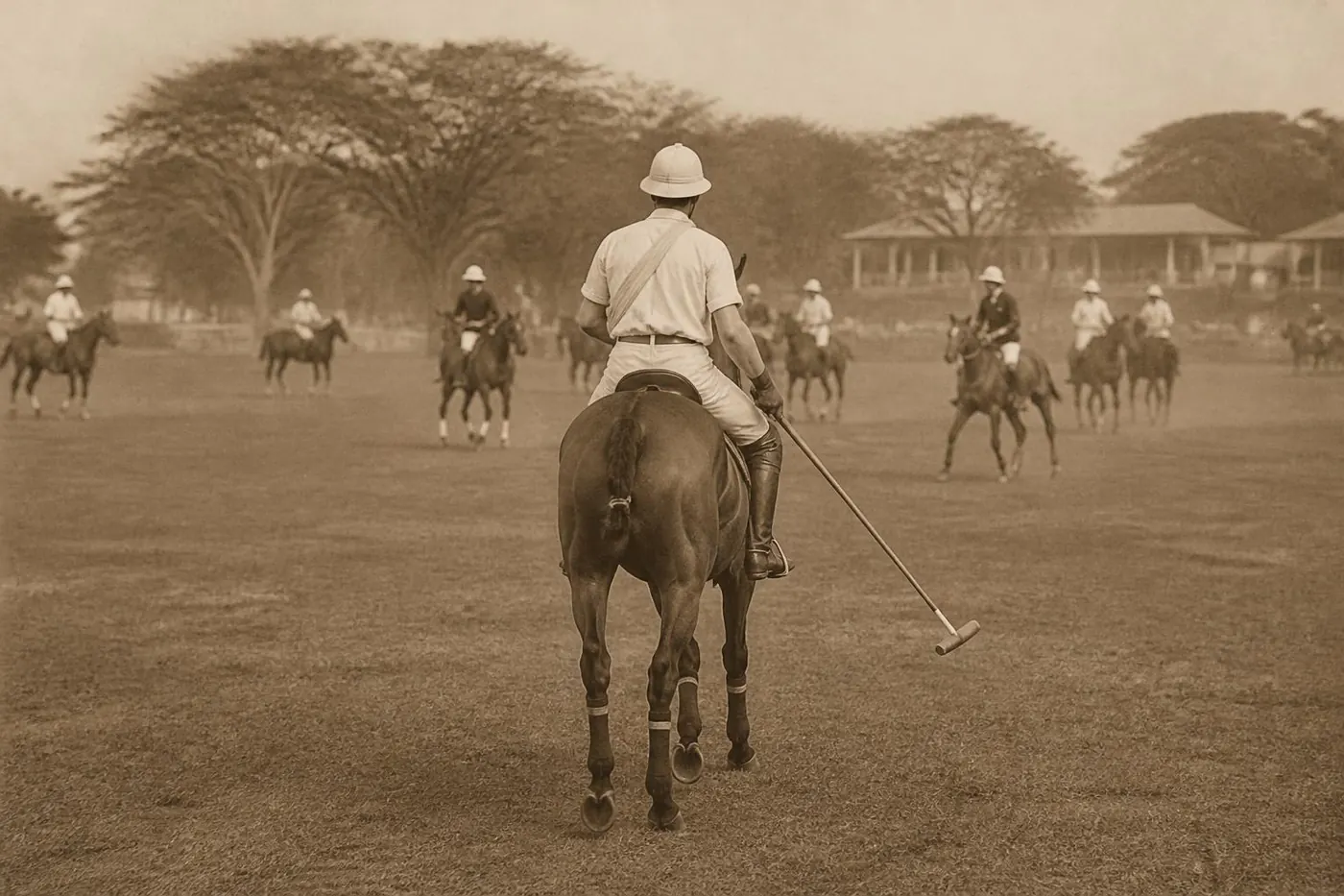 Un joueur de polo en casque colonial, vu de dos sur un poney bai, dans un terrain poussiéreux en Inde, photo sépia