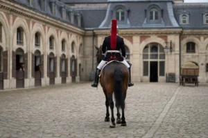 Bâtie pour 500 chevaux en plein Paris : la Garde républicaine ouvre les Célestins ce week-end