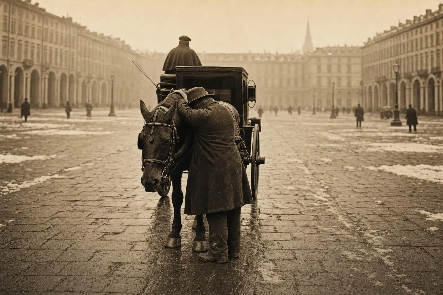 Homme en manteau et chapeau vu de dos, le front contre l'encolure d'un cheval de fiacre attelé, place enneigée à arcades
