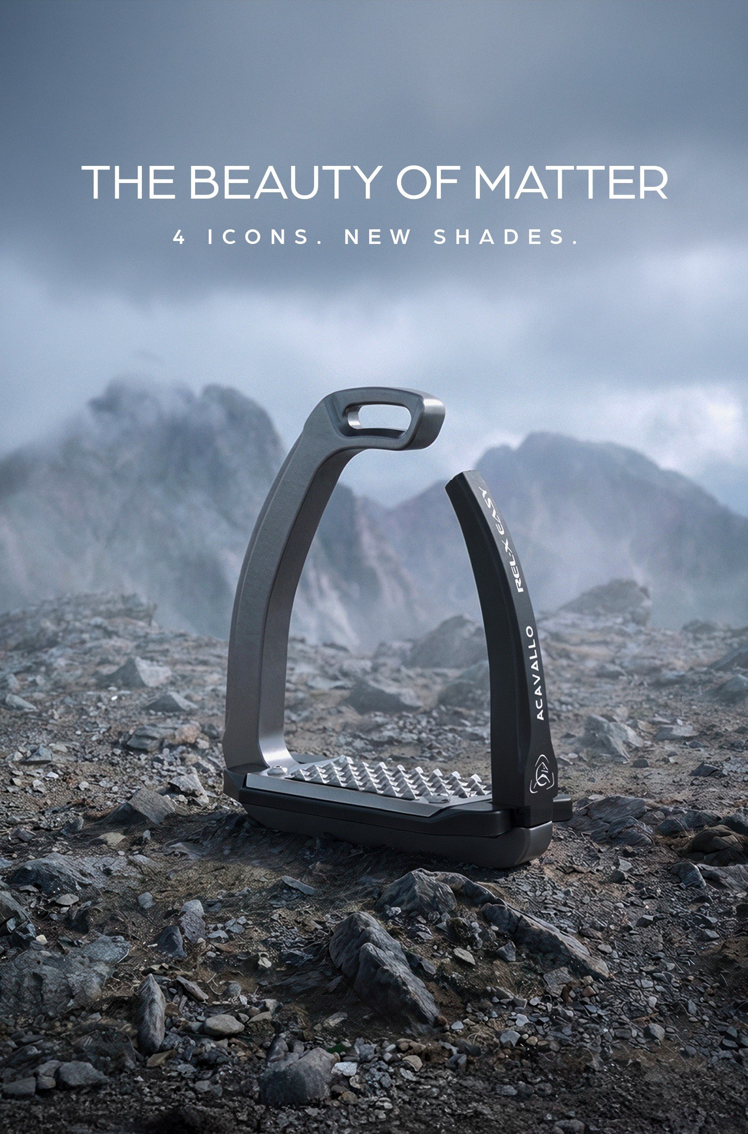 Étrier Acavallo gris posé sur un sol rocheux de montagne, visuel de campagne « The beauty of matter »