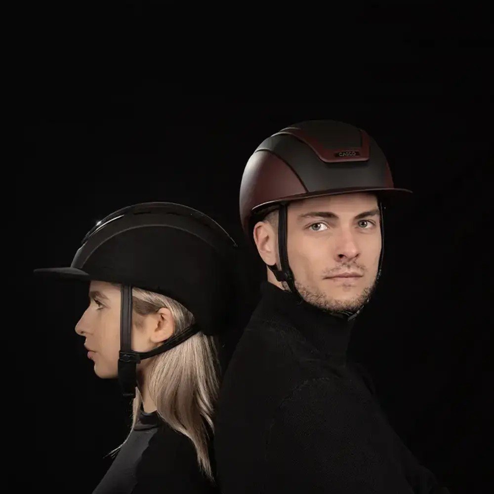 Deux cavaliers de profil portant des casques d'équitation CASCO, fond noir studio