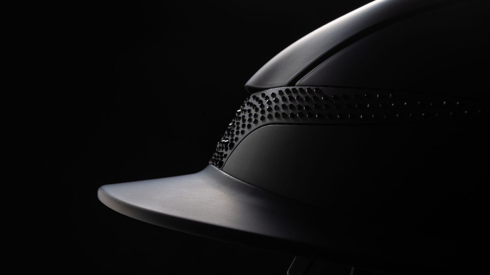 Casque Equiline Xanto noir avec cristaux Swarovski en profil sur fond noir