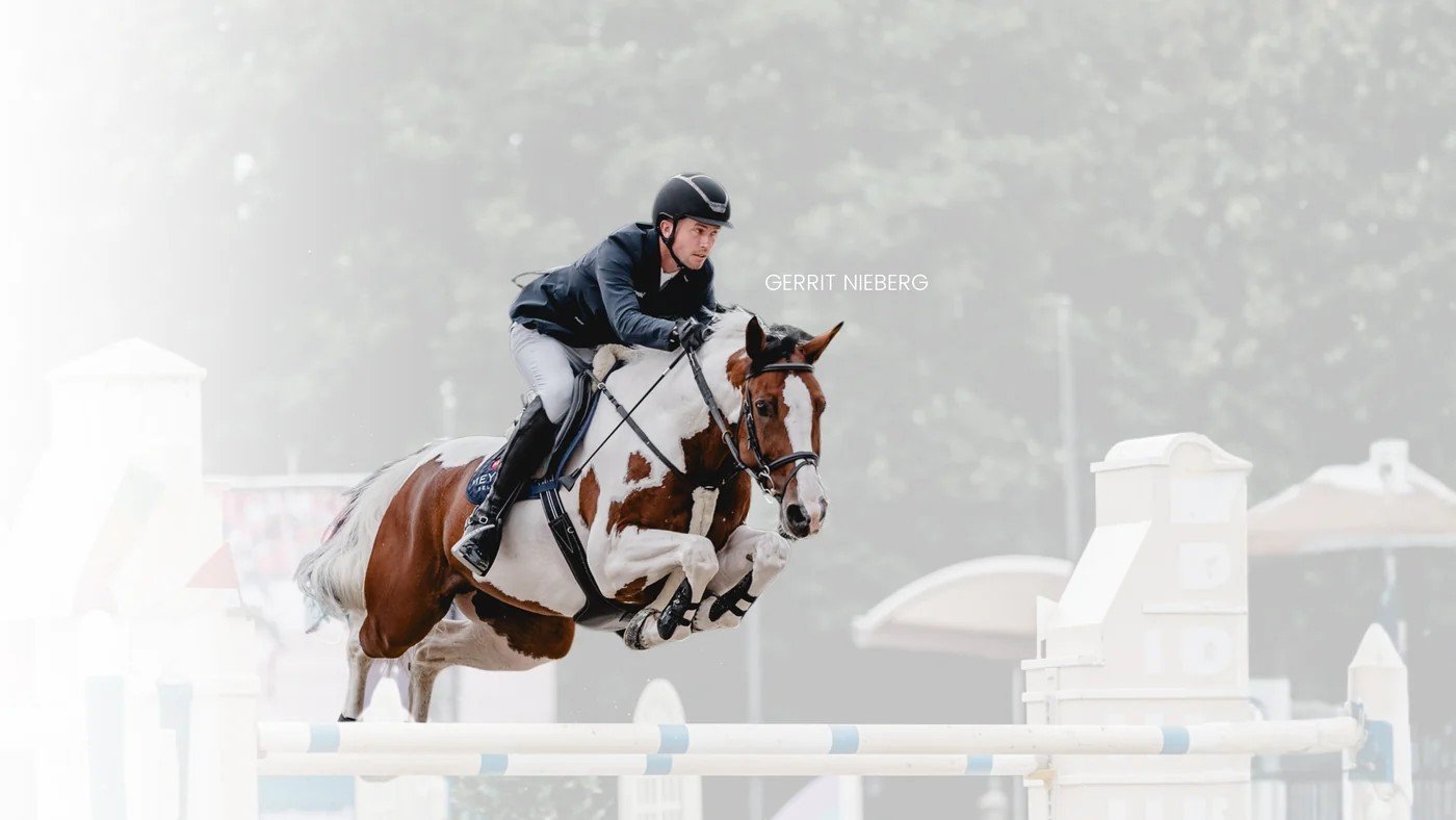 Gerrit Nieberg, cavalier ambassadeur Equine America, au saut d'un obstacle en CSO sur un cheval pie