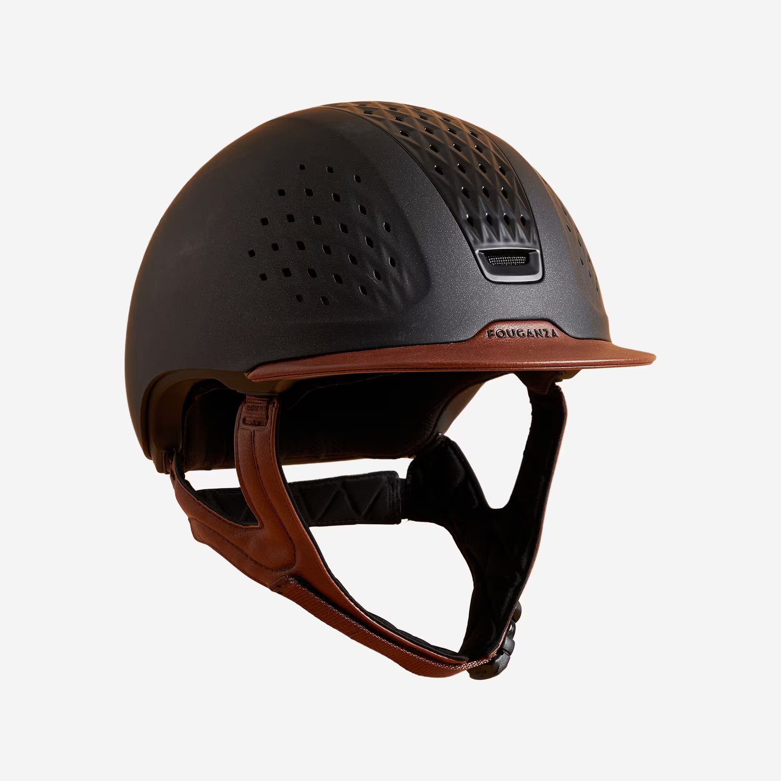 Casque d'équitation Fouganza 900 noir à visière et jugulaire marron, vue trois-quarts