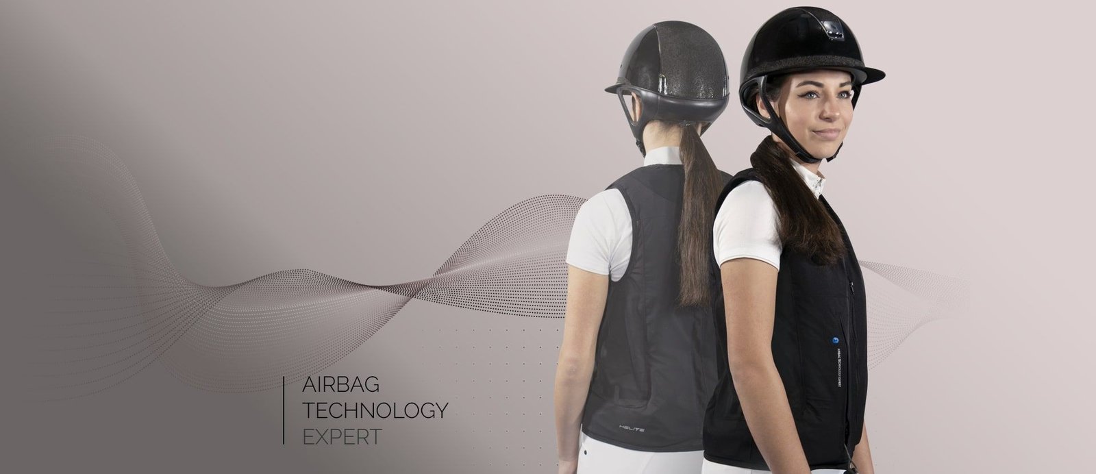 Deux cavalières de dos et de face portant le gilet airbag équitation Helite, sur fond clair de la marque