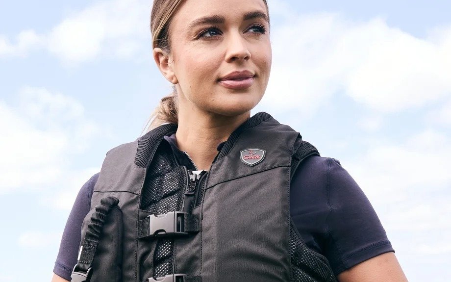 Cavalière portant le gilet airbag Spark Hippodrome noir, écusson Spark sur la poitrine, en extérieur
