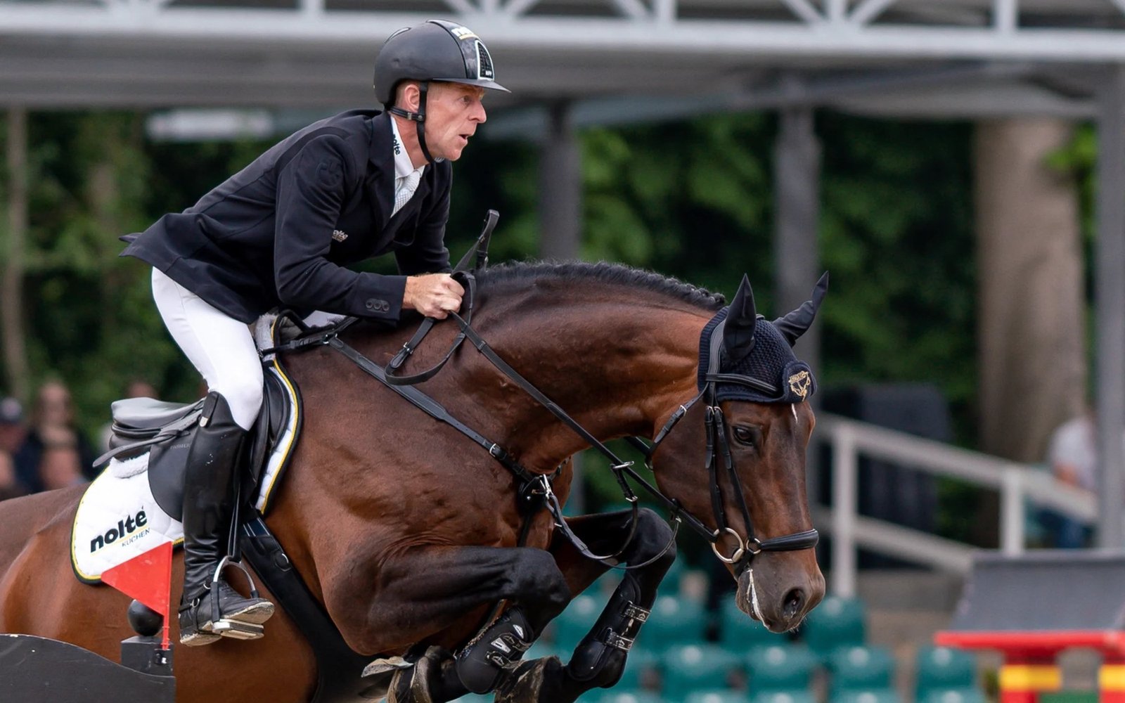 Cavalier de CSO en plein saut d'un oxer, photo d'illustration de la fiche produit étriers Sprenger System-4